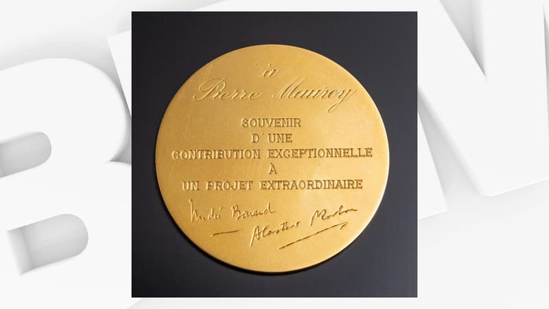Médailles, photos… Des objets politiques et personnels de Pierre Mauroy vendus aux enchères à Lille
