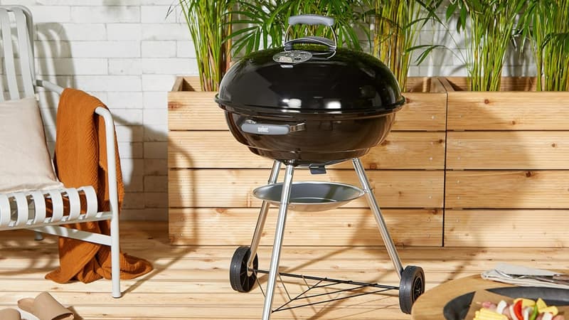 Ce barbecue à charbon Weber est la star du web en ce moment, son prix chute