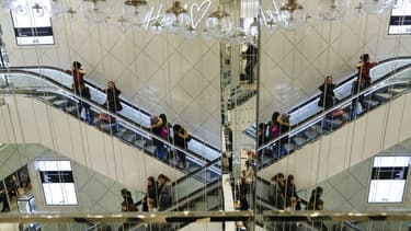 H&M organise la collecte de vêtements usés directement dans ses magasins.