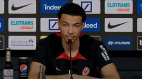 Hugo Ekitike en conférence de presse avec l'Eintracht Francfort, le 7 février 2024