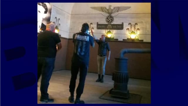 L'homme effectuant un salut nazi dans l'ancien camp de concentration