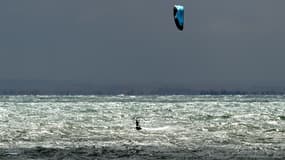 Un kitesurfeur (photo d'illustration)
