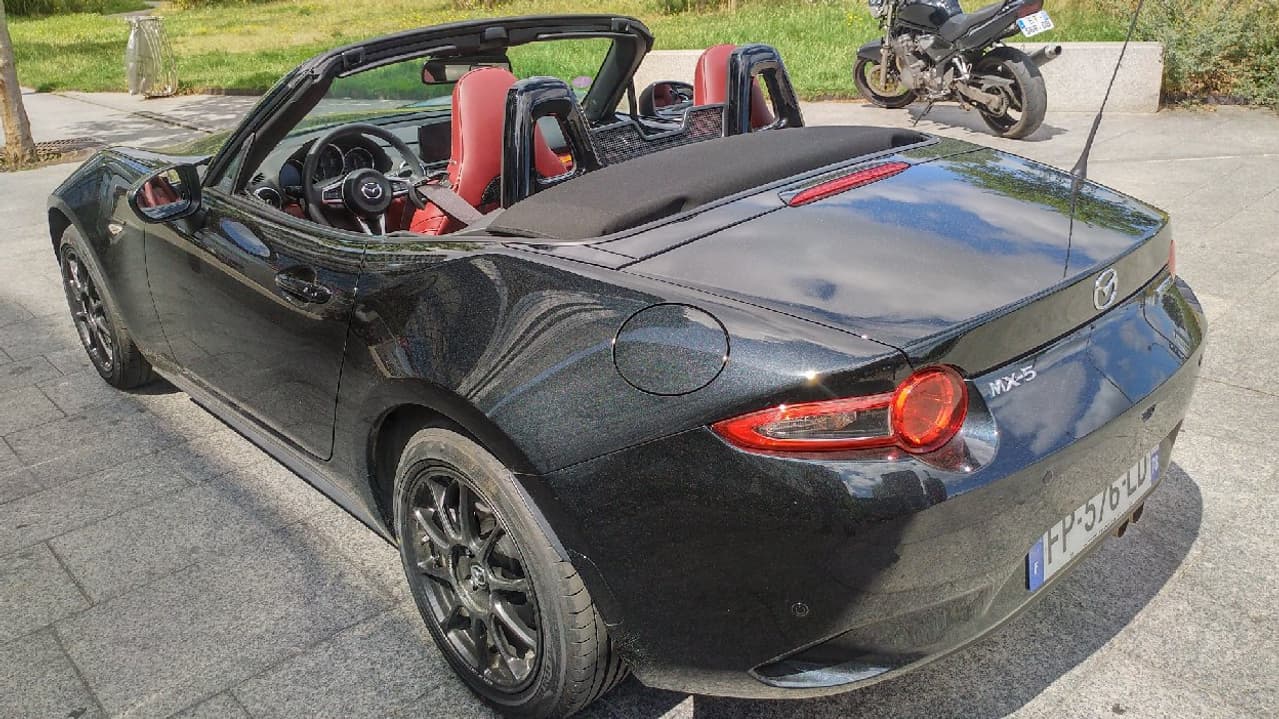 L'ADN de la "Miata", c'est la légèreté. Cette édition spéciale ne pèse que 978 kilos sur la balance.
