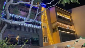 Une copropriété décorée pour Noël à Cagnes-sur-Mer, le 6 décembre 2023.