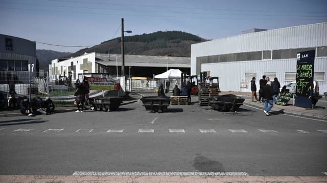 Salariés de la SAM (Société Aveyronnaise de Métallurgie)le 10 mars 2021 à Viviez, dans l'Aveyron