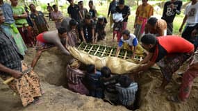 L'enterrement d'une victime du tremblement de terre qui a frappé l'Indonésie dimanche 5 août, au nord de Lombok. 387 personnes sont mortes.