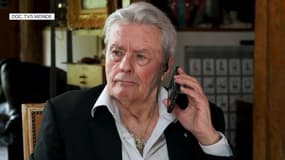 Alain Delon s'entretenant au téléphone avec Bernard Tapie, en avril 2021, dans le cadre d'une interview à Cyril Viguier pour TV5 Monde.