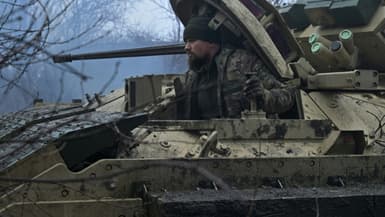 Un soldat ukrainien de la 47e brigade mécanisée se prépare au combat à bord d'un véhicule militaire blindé Bradley, le 11 février 2024 dans la région de Donetsk en Ukraine