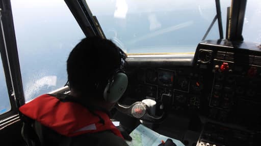 Un pilote indonésien menant des recherches pour retrouver la trace du Boeing 777 de la Malaysia Airlines disparu vendredi soir