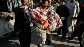 Un kamikaze circulant à moto a fait exploser une bombe contre une académie paramilitaire tuant au moins 69 personnes à Charsadda, dans le nord-ouest du Pakistan vendredi. L'attentat a été revendiqué par les taliban pakistanais. /Photo prise le 13 mai 2011