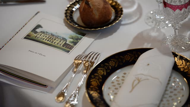 Table de l'Élysée dressée à l'occasion d'un dîner officiel.