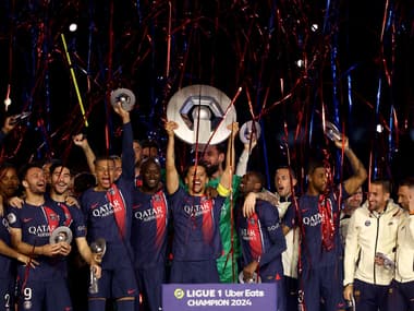Marquinhos et les joueurs du PSG soulèvent le trophée de champion de France, 12 mai 2024