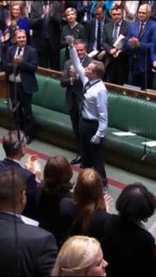 Un député amputé des quatre membres se fait ovationner au Parlement britannique 