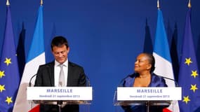 Manuel Valls et Christiane Taubira ont affiché vendredi à Marseille leur unité dans la lutte contre l'insécurité, affirmant qu'elle n'était pas de façade, pour montrer que police et justice peuvent travailler en osmose sur le terrain. Le ministre de l'Int