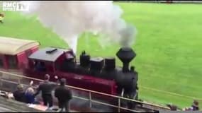 Un train traverse un terrain de foot… en plein match !