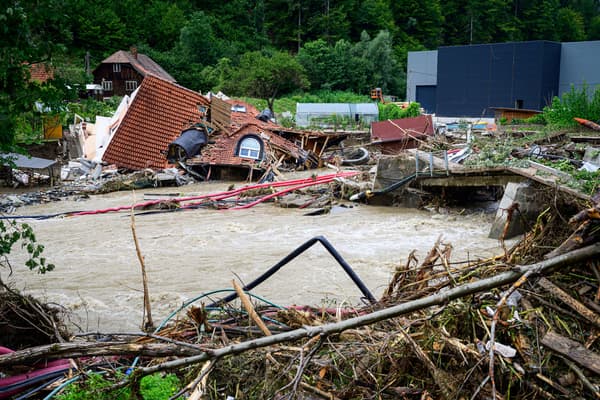 Une maison effondrée est vue dans la rivière Meza à Prevalje, en Slovénie, touchée par les inondations, le 9 août 2023.