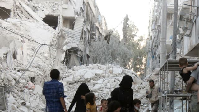 Des habitations bombardées le 23 septembre 2016 à Alep, en Syrie