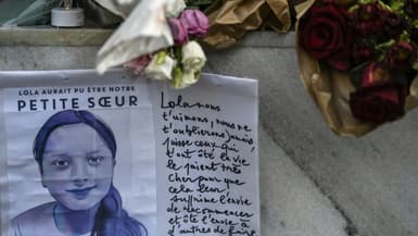 Des fleurs devant l'immeuble où vivait Lola à Paris, le 20 octobre 2022
