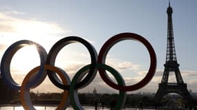 Les anneaux olympiques face à la Tour Eiffel.