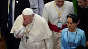 Le pape en visite en Birmanie, avec Aung San Suu Kyi ministre des affaires étrangères à ses côtés, le 28 novembre 2017