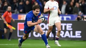 Le demi de mêlée du XV de France Antoine Dupont marque un essai contre l'Angleterre dans le Tournoi des six nations, le 19 mars 2002 au Stade de France à Saint-Denis