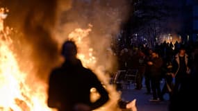 Un incendie lors d'une manifestation à Nantes, le 16 mars 2023