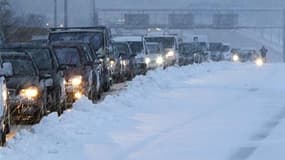 Le gouvernement se défend d'avoir mal géré la situation provoquée par les chutes de neige qui ont paralysé Paris et l'Ile-de-France mercredi en fin de journée (comme ici à Saint-Arnoult-en-Yvelines) et jusqu'à jeudi matin. La polémique porte notamment sur