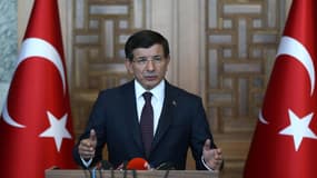 Le Premier ministre turc Ahmet Davutoglu, qui a promis "la poursuite de l'offensive militaire contre le mouvement kurde jusqu'à ce qu'il dépose les armes"