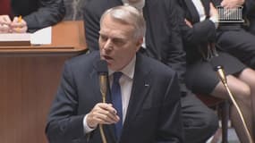 Jean-Marc Ayrault a qualifié d'"inacceptables" les violences liées aux manifestations contre l'écotaxe.