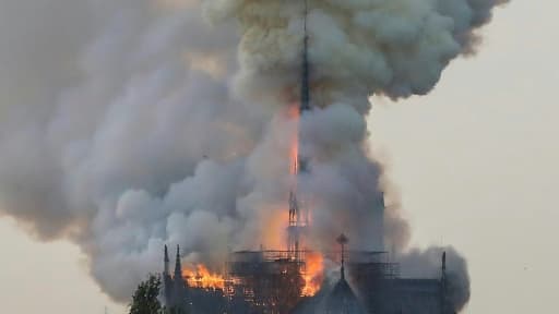 La flèche de Notre-Dame en flammes, à Paris le 15 avril 2019