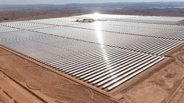 La centrale solaire Noor, située dans le désert du Sahara près de Ouarzazate, occupe une superficie de 160 hectares.