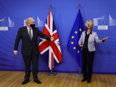 Le Premier ministre britannique Boris Johnson (g) et la présidente de la Commission Ursula von der Leyen, le 9 décembre 2020 à Bruxelles