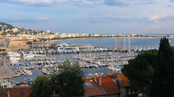 La ville de Cannes organise une soirée réservé aux Cannois, ambiance "années folles". La ville de Cannes organise une soirée réservé aux Cannois, ambiance "années folles".
