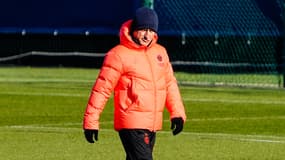 Christophe Galtier avec une grosse doudoune pendant un entraînement du PSG en février 2023