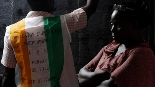 Comptage des voix dans un bureau de vote du quartier de Koumassi à Abidjan. Les premières élections législatives organisées depuis plus d'une décennie en Côte d'Ivoire se sont déroulées plutôt calmement dimanche. /Photo prise le 11 décembre 2011/REUTERS/T