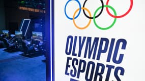 La photo montre le logo lors de la Semaine olympique d'e-sport à Singapour le 22 juin 2023. (Photo de Roslan RAHMAN / AFP)