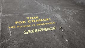 La banderole déployée par Greenpeace sur le site de Nazca dit: "Il est temps de changer. Le futur est renouvelable."