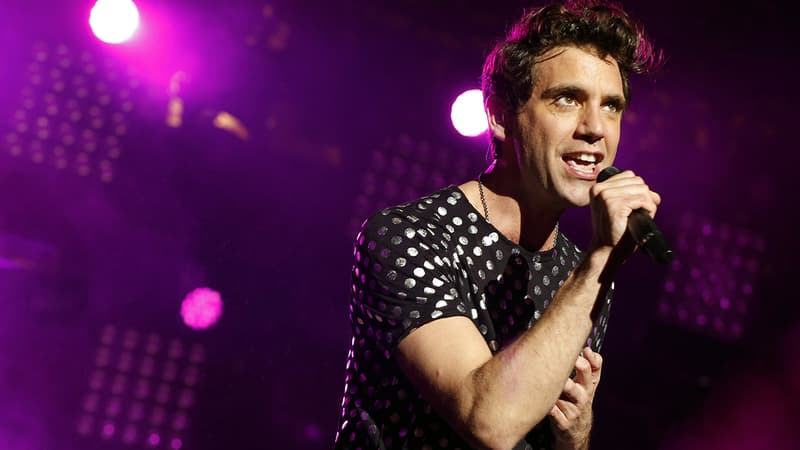 Mika sur scène à Paris en juillet 2015