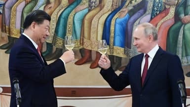 Le président chinois Xi Jinping (g) trinque avec son homologue russe Vladimir Poutine à Moscou, le 21 mars 2023