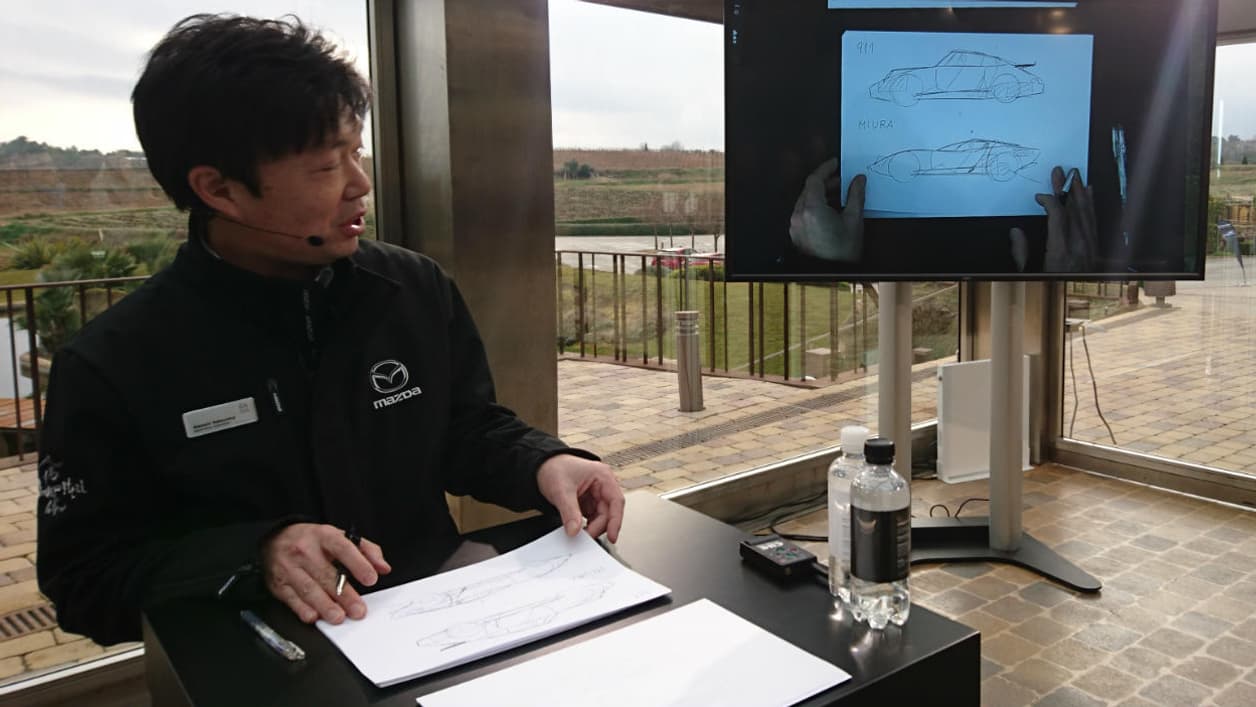 Le chef designer de cette MX-5 RF, Masashi Nakayama, vient de dessiner deux de ses modèles de référence.