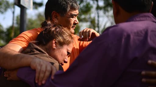 Des habitants se réconfortent après avoir ressenti le séisme, à Mexico.