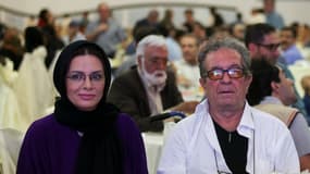 Le réalisateur iranien Dariush Mehrjui et son épouse Vahida Mohammadifar assistent à une cérémonie à Téhéran le 1er juillet 2015. L'un des cinéastes iraniens les plus importants, Mehrjui, a été poignardé à mort le 14 octobre aux côtés de son épouse à leur domicile près du Capitale iranienne. L'homme de 83 ans était associé de manière indélébile à la nouvelle vague du cinéma iranien, ayant réalisé "La Vache" en 1969, l'un des premiers films du mouvement.