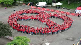  529 Alsaciens ont battu le record du monde de bretzel humain à Schiltigheim, lundi 27 mai 2024.