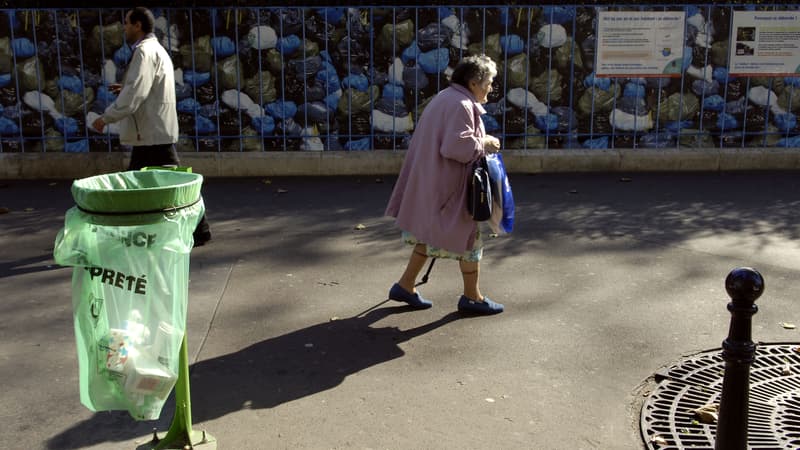 Une poubelle dans une rue de Paris (photo d'illustration).