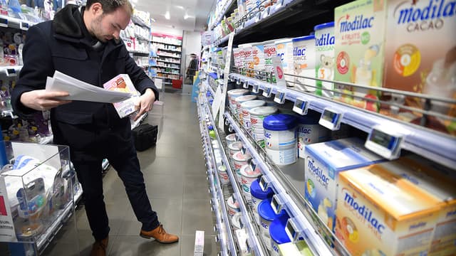 Un agent de la DGCCRF vérifie des lots de lait infantile produits par Lactalis, dans une pharmacie d'Orléans, le 11 janvier 2018.
