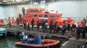 Des migrants irakiens, iraniens et afghans avec deux mineurs parmi eux, débarquent d'un navire de la SNSM à Calais, le 15 septembre 2021.