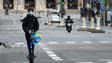 Un jeune homme utilisant une trottinette en libre-service de l'opérateur Dott, dans les rues de Paris.