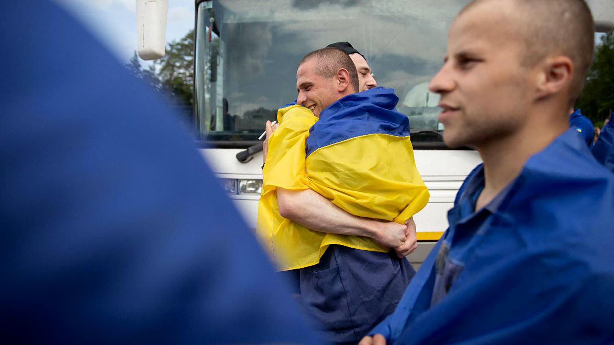 Des familles ukrainiennes retrouvent leurs proches libérés à la frontière biélorusse, le 9 juin 2025 Des familles ukrainiennes retrouvent leurs proches libérés à la frontière biélorusse, le 9 juin 2025