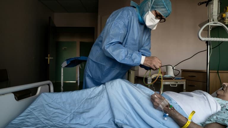 Un malade du Covid est traité le 6 novembre 2020 à l'hôpital Privé de la Loire, à Saint-Etienne