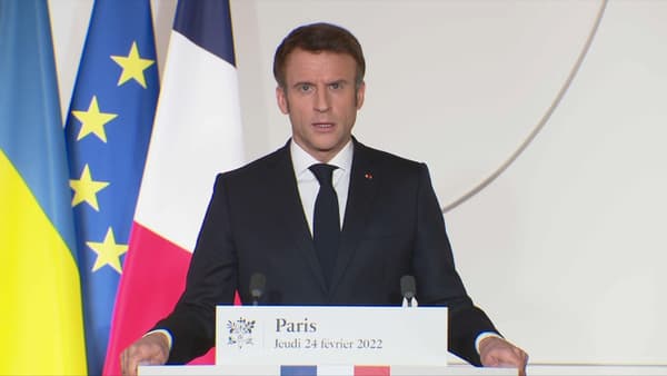 Emmanuel Macron devant les drapeaux français, européen et ukrainien ce jeudi.